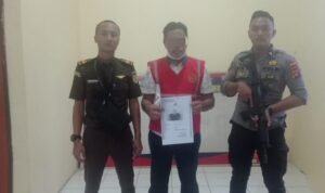 Tindak Pidana Umum Kejaksaan Negeri Pohuwato serahkan tersangka tindak pidana pertambangan BP, kepada Jaksa Penuntut Umum.