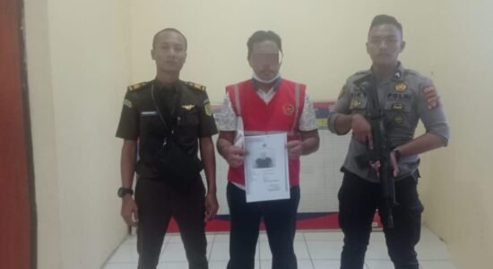 Tindak Pidana Umum Kejaksaan Negeri Pohuwato serahkan tersangka tindak pidana pertambangan BP, kepada Jaksa Penuntut Umum.