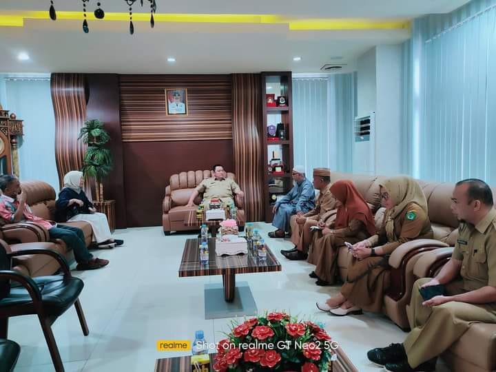 Penjabat Bupati Boalemo, Dr. Drs. Hendriwan, M.Si., Saat Menerima Tim 9 Pengawalan Penataan Ibu Kota Tilamuta