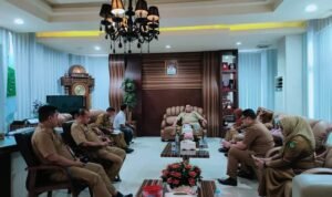 Penjabat Bupati Boalemo, Dr. Drs. Hendriwan, M.Si., Saat Menerima PT. Protelindo