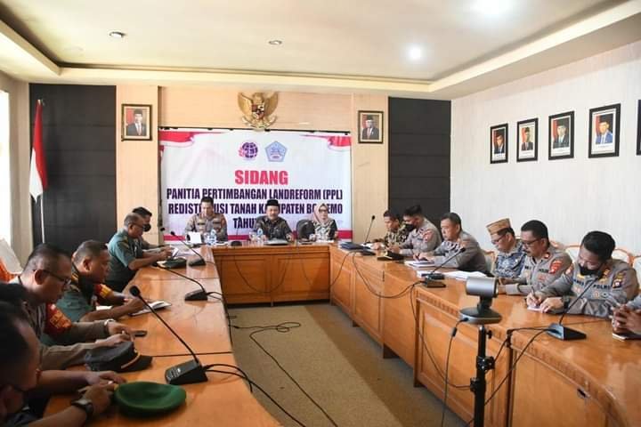 Sekda Boalemo, Sherman Moridu saat memimpin rapat persiapan vaksinasi