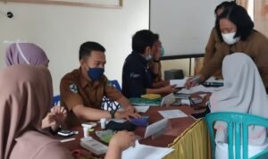Nakes Puskesmas Mananggu Saat Melakukan Posbindu PTM di Kantor Camat Mananggu
