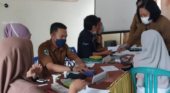 Nakes Puskesmas Mananggu Saat Melakukan Posbindu PTM di Kantor Camat Mananggu