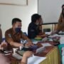 Nakes Puskesmas Mananggu Saat Melakukan Posbindu PTM di Kantor Camat Mananggu