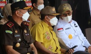Paris Jusuf (Tengah) saat menghadiri gebyar vaksinasi yang digelar Polda Gorontalo