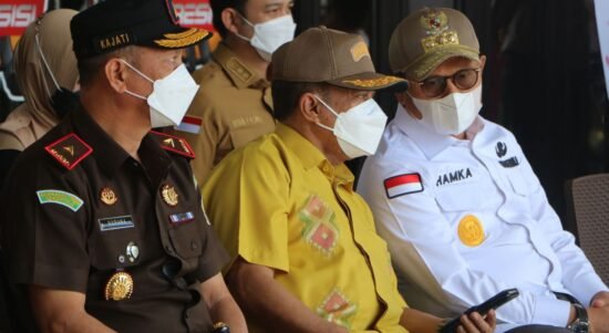 Paris Jusuf (Tengah) saat menghadiri gebyar vaksinasi yang digelar Polda Gorontalo