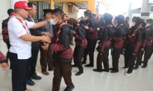 Wakil ketua DPRD Provinsi Gorontalo H. Sofyan Puhi resmi melepas pemberangkatan kontingen Kwarcab Pramuka Kabupaten Boalemo