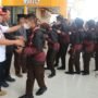 Wakil ketua DPRD Provinsi Gorontalo H. Sofyan Puhi resmi melepas pemberangkatan kontingen Kwarcab Pramuka Kabupaten Boalemo
