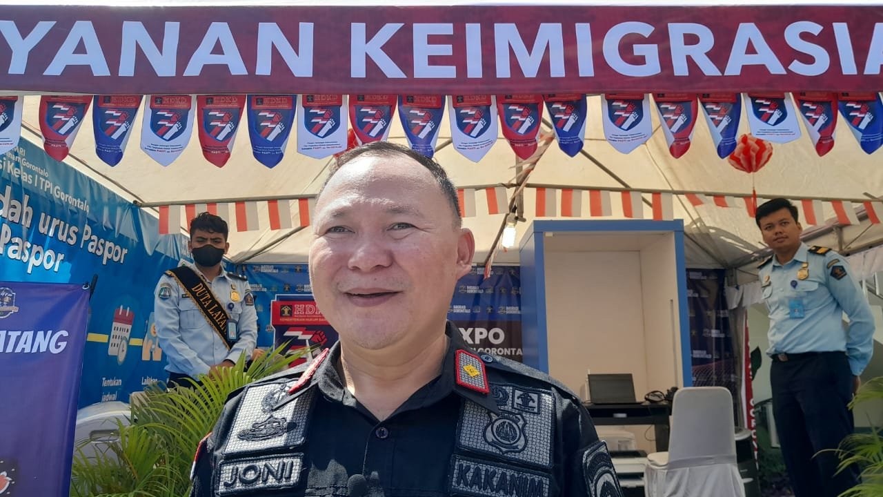 Kepala imigrasi kelas 1 TPI Gorontalo, Joni