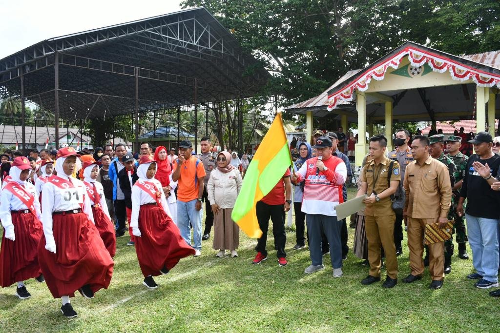 Penjabup Boalemo, Hendriwan Saat Melepas Peserta Lomba Gerak Jalan