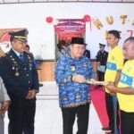 Penjabup Boalemo Saat Menyerahkan Remisi WBP Lapas Boalemo