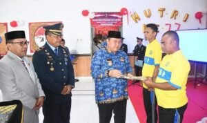 Penjabup Boalemo Saat Menyerahkan Remisi WBP Lapas Boalemo