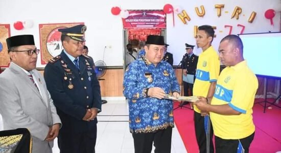 Penjabup Boalemo Saat Menyerahkan Remisi WBP Lapas Boalemo