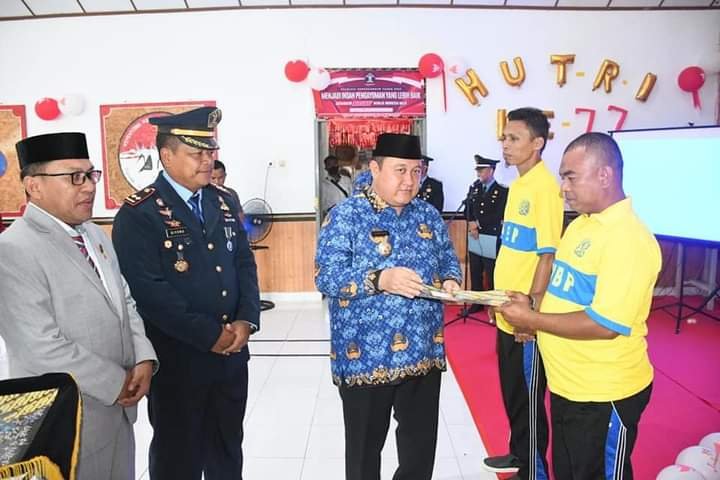 Penjabup Boalemo Saat Menyerahkan Remisi WBP Lapas Boalemo