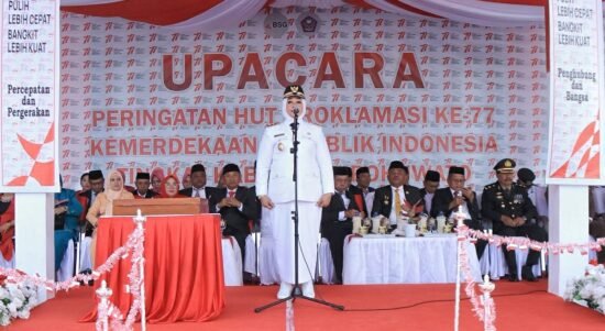 Wakil Bupati Suharsi Igirisa menjadi Inspektur upacara pada penurunan Bendera Merah - Putih, di HUT Kemerdekan Republik Indonesia ke -77 Tahun tingkat Kabupaten Pohuwato