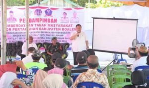 Penjabup Hendriwan Saat Membuka Sosialisasi Pendampingan Pemberdayaan Tanah Masyarakat