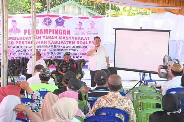 Penjabup Hendriwan Saat Membuka Sosialisasi Pendampingan Pemberdayaan Tanah Masyarakat