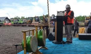 Ketua DPRD Pohuwato Nasir Giasi memberikan sambutan pada pembangunan konstruksi jalan ke Perusahaan Pertambangan
