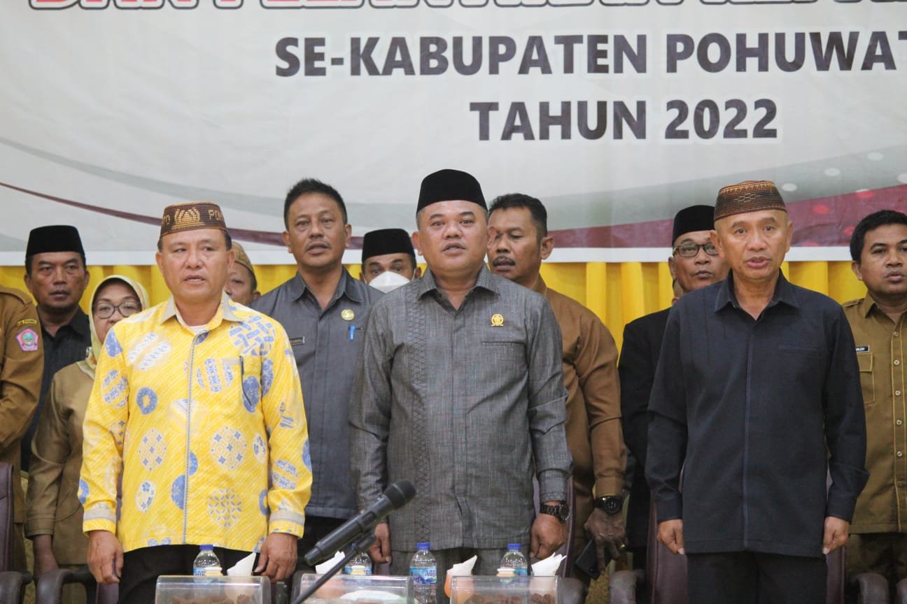 Kanan ke kiri ( Bupati Pohuwato Saipul Mbuinga, Ketua DPRD Pohuwato Nasir Giasi, Anggota DPRD Pohuwato Beni Nento, saat pelantikan 62 Kepala Desa