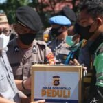 Sopyan Puhi turut menyerahkan bantuan kepada pelaku ojek online