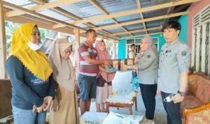 Pemkab Boalemo Saat Menyerahkan Bantuan Kepada Korban Kebakaran