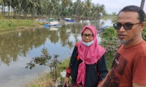 Anggota DPRD Iriyanti Latif bersama Dinas PU tinjau Muar sungai yang mendangkal