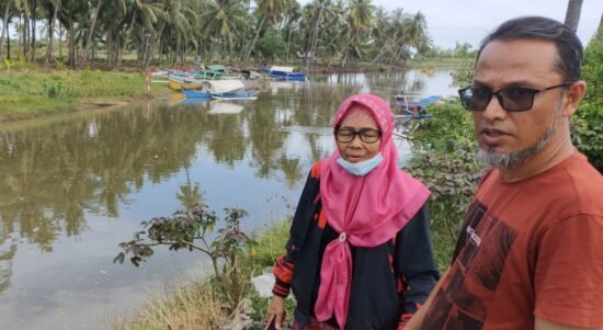 Anggota DPRD Iriyanti Latif bersama Dinas PU tinjau Muar sungai yang mendangkal