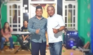Ketua DPRD Pohuwato Nasir Giasi ( Kemeja putih ) bersama Kepala Desa Palopo Agus Hulubangga