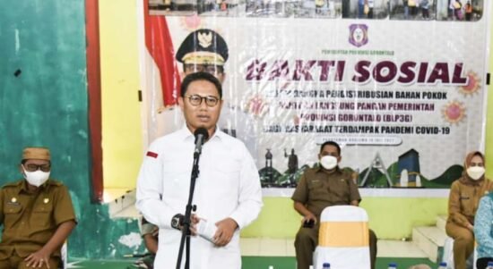 Hamka memberikan sambuatan pada penyerahan Bantuan Langsung Pangan Pemerintah Provinsi Gorontalo (BLP3G) kepada Keluarga penerima manfaat ( KPM ) Kecamatan Paguyangan