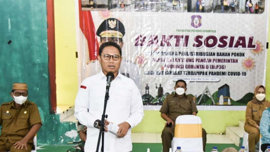 Hamka memberikan sambuatan pada penyerahan Bantuan Langsung Pangan Pemerintah Provinsi Gorontalo (BLP3G) kepada Keluarga penerima manfaat ( KPM ) Kecamatan Paguyangan