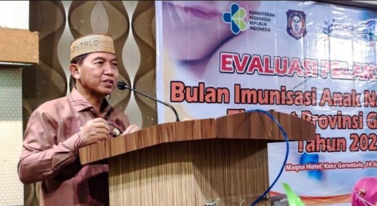Sekda Darda Daraba memberikan sambutan Sekda Darda pada pada rapat evaluasi pelaksanaan Bulan Imunisasi Anak Nasional (BIAN) tingkat Provinsi Gorontalo, Kamis, 14 Juli, 2022.