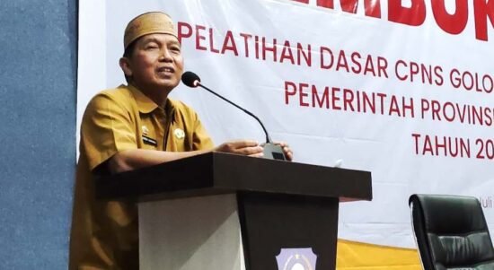Sekda Darda Daraba saat membuka Latsar CPNS Golongan II dan III Provinsi Gorontalo, di Kantor BPSDM Provinsi Gorontalo, Bone Bolango, Senin, 4 Juli, 2022.