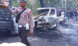 Dua mobil pick up terbakar usai alami tabrakan hebat