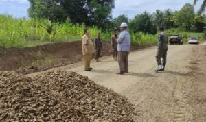 Penjabup Boalemo Tinjau Pekerjaan Jalan Penghubung Antara Desa