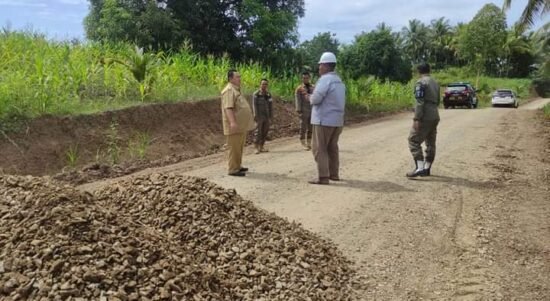 Penjabup Boalemo Tinjau Pekerjaan Jalan Penghubung Antara Desa