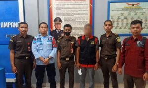 Mantan Bendahara Desa Bungayo ( Tengah) ditetapkan sebagai tersangka
