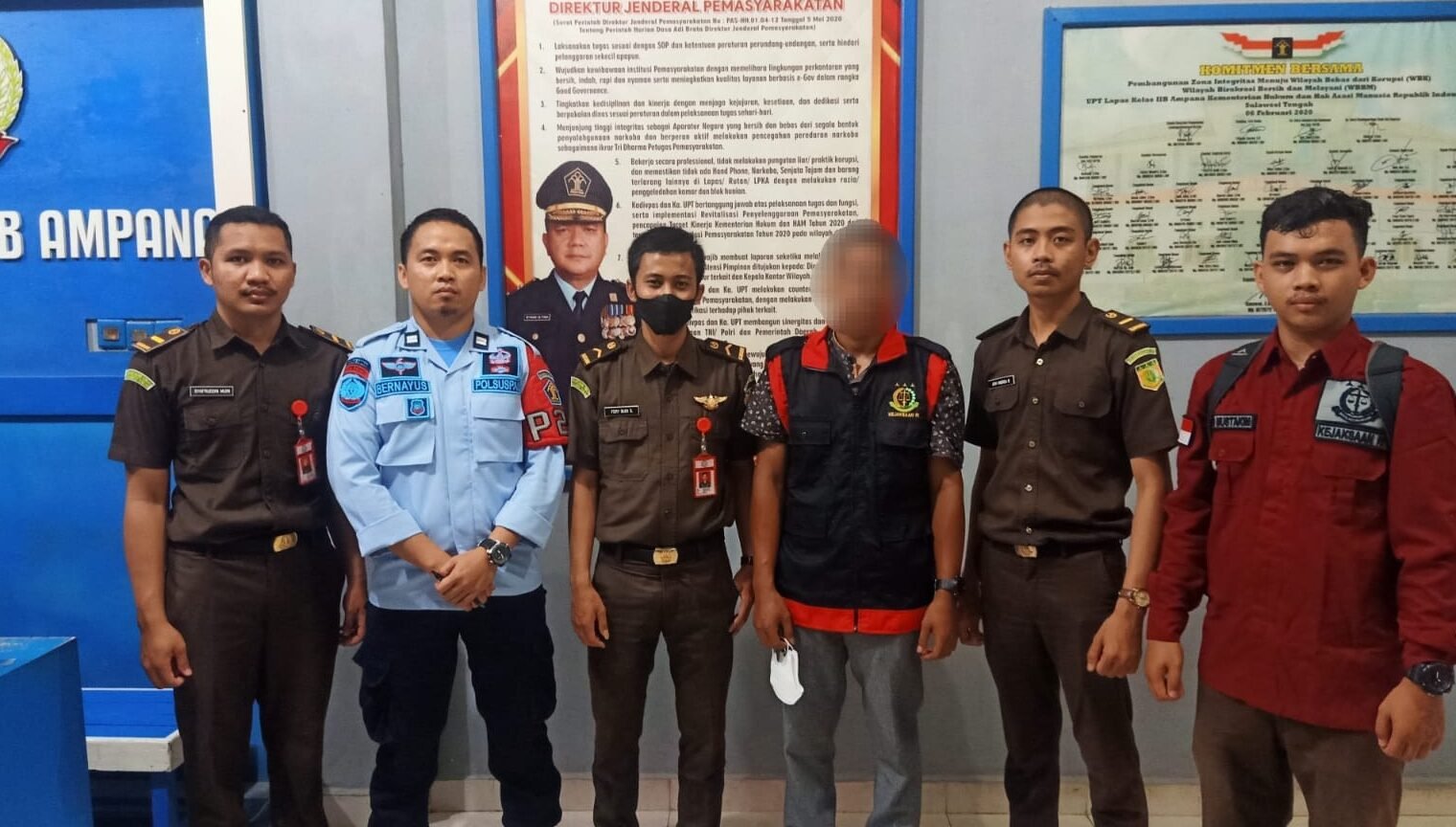 Mantan Bendahara Desa Bungayo ( Tengah) ditetapkan sebagai tersangka