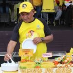HUT Golkar ke-58, Ketua DPD II Golkar Pohuwato Nasir Giasi memotong tumpeng