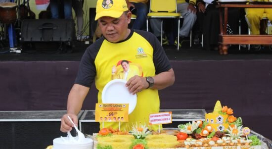 HUT Golkar ke-58, Ketua DPD II Golkar Pohuwato Nasir Giasi memotong tumpeng