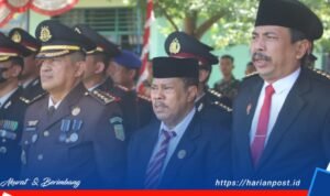 Ketua DPRD Provinsi Gorontalo Paris Jusuf (Tengah) menghadiri Upacara Peringatan Hari Ulang Tahun (HUT) Tentara Nasional Indonesia (TNI) ke-77 Tahun