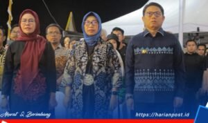 Penjagub Gorontalo Hamka Hendra Noer (Kanan) saat menghadiri pembukaan PKPI 2022