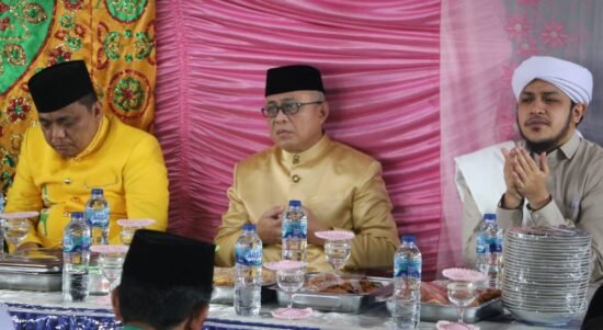 Wakil Ketua II DPRD Provinsi Gorontalo Sofyan Puhi (Tengah) menghadiri Do'a dalam rangka memperingati Maulid Nabi Muhammad SAW 12 Rabiul Awal 1444 Hijriah