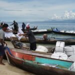 Nelayan Desa Torosiaje Berbondong - bondong memasang tanda larangan di lokasi penangkapan gurita (Foto El-Iyas)