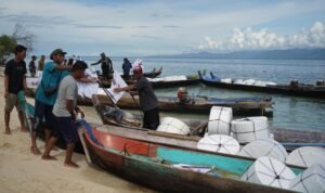 Nelayan Desa Torosiaje Berbondong - bondong memasang tanda larangan di lokasi penangkapan gurita (Foto El-Iyas)