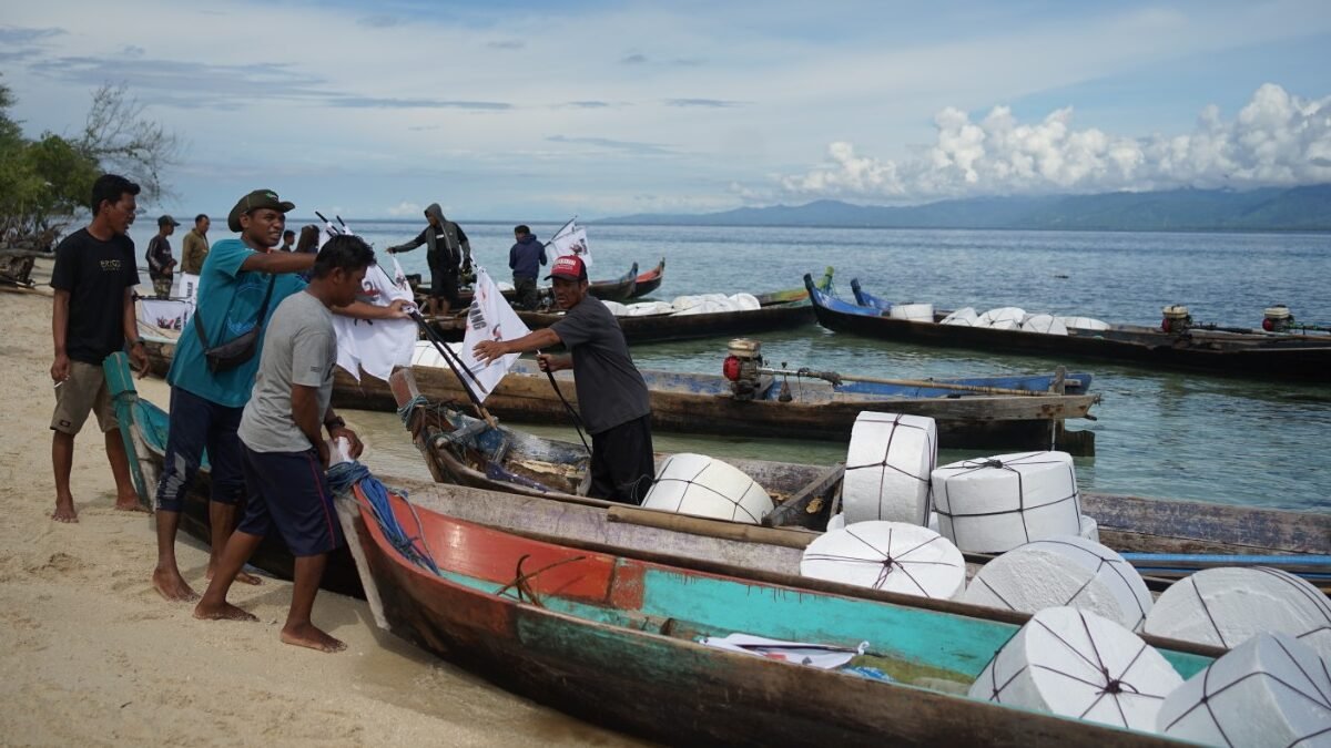 Nelayan Desa Torosiaje Berbondong - bondong memasang tanda larangan di lokasi penangkapan gurita (Foto El-Iyas)