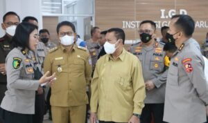 Ketua DPRD Provinsi Gorontalo bersama Penjabat Gubernur meninjau fasilitas di RS Bhayangkara Polri di Gorontalo