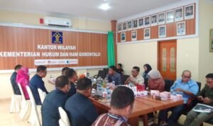 Komisi I DPRD Provinsi Gorontalo dan pihak Kanwil Kemenkumham bahas soal fidusia yang seringKomisi I DPRD Provinsi Gorontalo dan pihak Kanwil Kemenkumham bahas soal fidusia yang sering di adukan masyarakat di adukan masyarakat