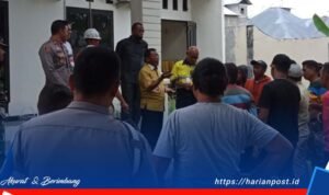 Wakil Ketua DPRD Pohuwato Idris Kadji temui penambang yang menuntut ganti rugi ke PT. PETS
