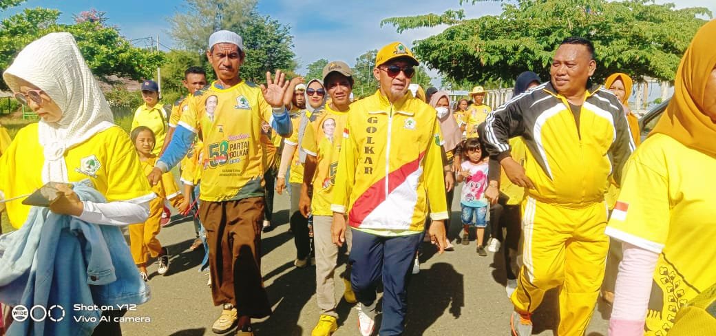 Ketua DPD Partai Golkar Tojo Una- una Saat Mengikuti Jalan Sehat HUT Partai Golkar Ke-58