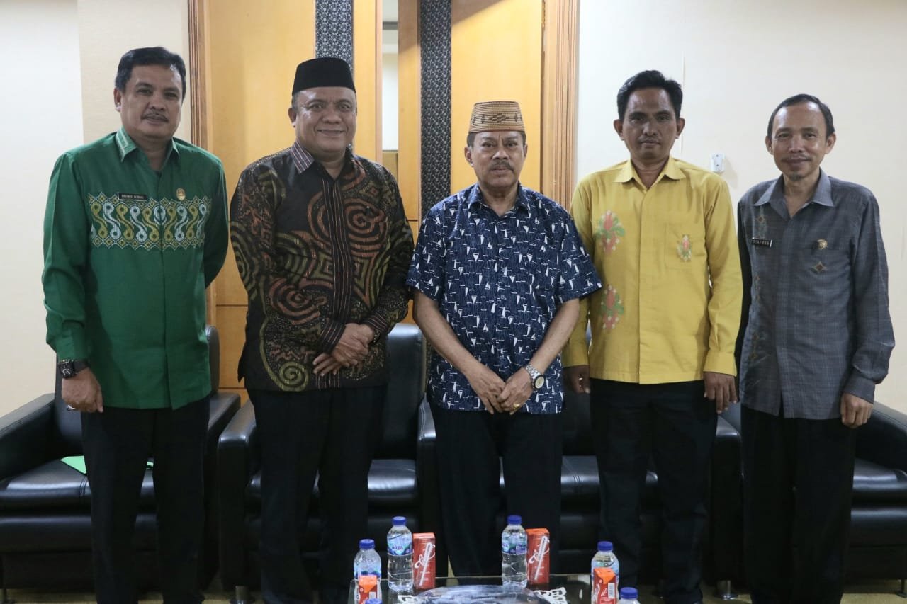 Ketua DPRD Provinsi Gorontalo Paris Jusuf menerima kunjungan Kakanwil Kemenag Provinsi Gorontalo